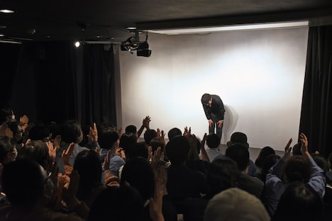 エンディングで万雷の拍手に包まれる中津川弦。