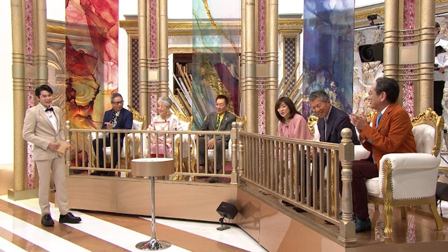 平成ノブシコブシ吉村（左端）と“レジェント”として出演する芸能人たち。(c)フジテレビ