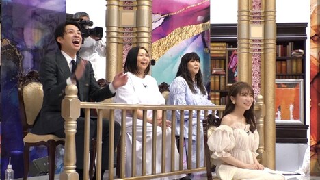 左から、アインシュタイン河井、海原やすよ ともこ、秋元真夏。(c)フジテレビ