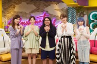 「ドーナツトーク」に出演するロッチ中岡（中央）とMC陣。(c)CBC