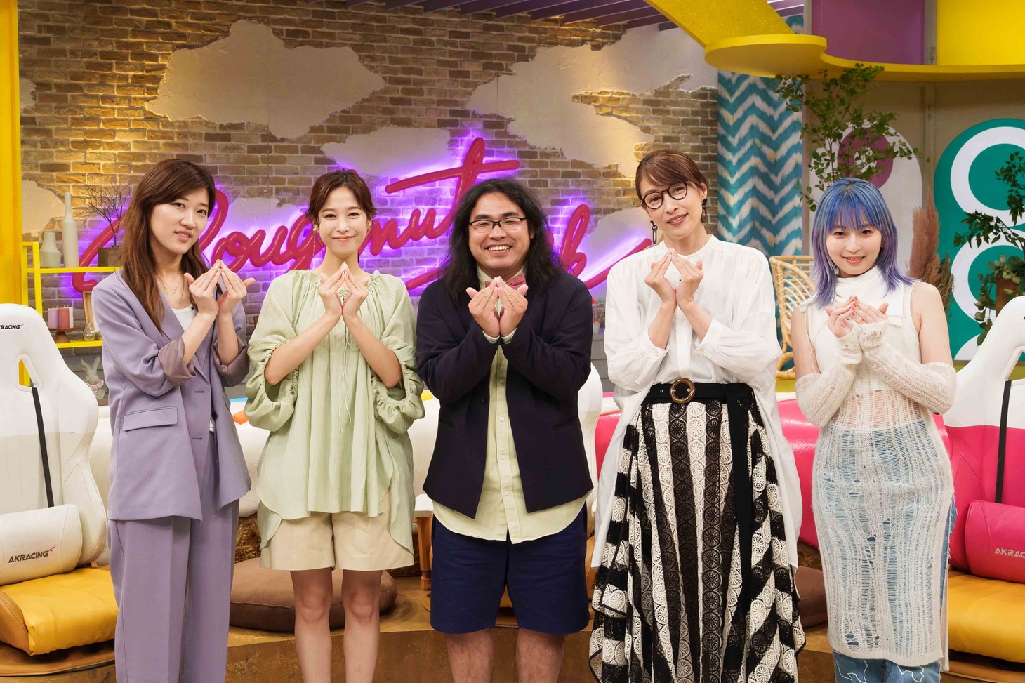 「ドーナツトーク」に出演するロッチ中岡（中央）とMC陣。(c)CBC