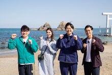 福岡県糸島市を訪れる（左から）ずん飯尾、市川紗椰、東京ホテイソン。(c)HBC