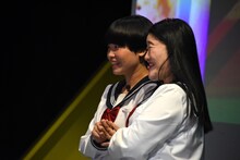 プリントシール機「ゆめちゃんといっしょ」の前で尻込みするガンバレルーヤ。