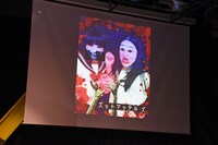 ガンバレルーヤよしこが落書きしたシール。ミスにより「ズットマッテル」という文字が「ズットマッテルズ」になってしまい、まひるからは「女性コンビ？」とツッコまれていた。