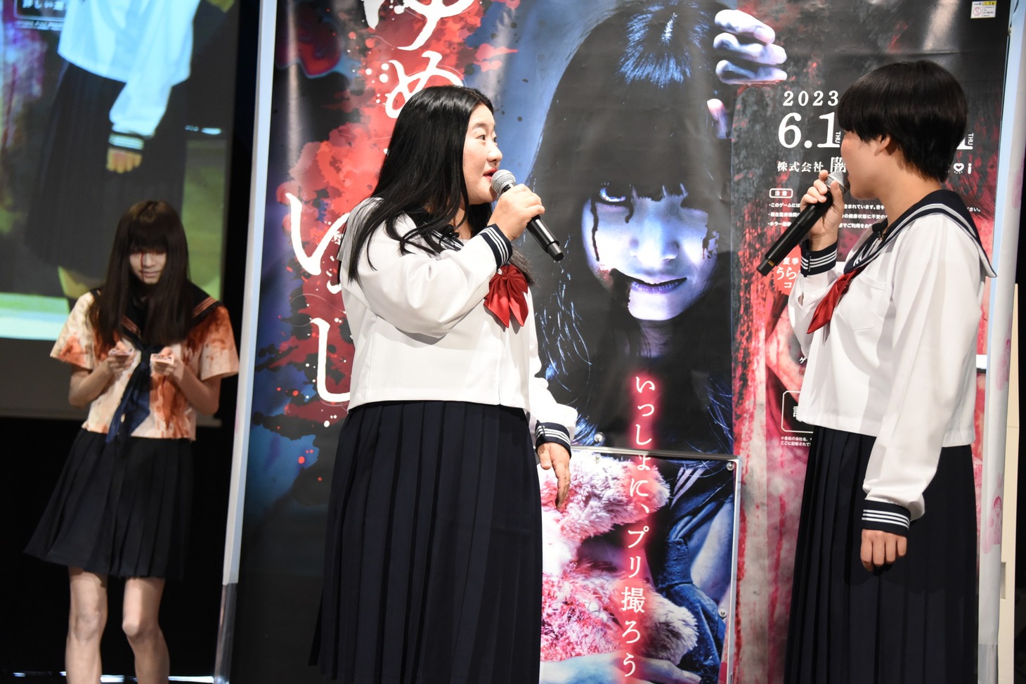 背後の幽霊に気付かずトークをするガンバレルーヤ。