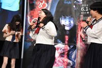 幽霊に驚くガンバレルーヤよしこ（中央）。