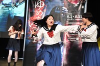 幽霊から逃げるガンバレルーヤよしこ（中央）。