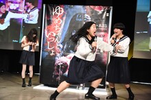 幽霊から逃げるガンバレルーヤよしこ（中央）。