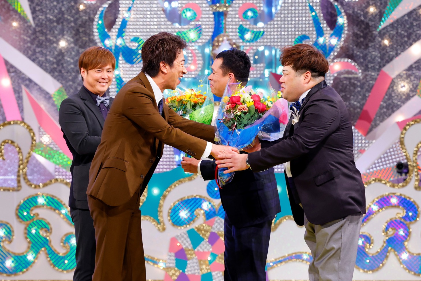 テンダラー（左）から花束を受け取るプラス・マイナス（右）。(c)カンテレ