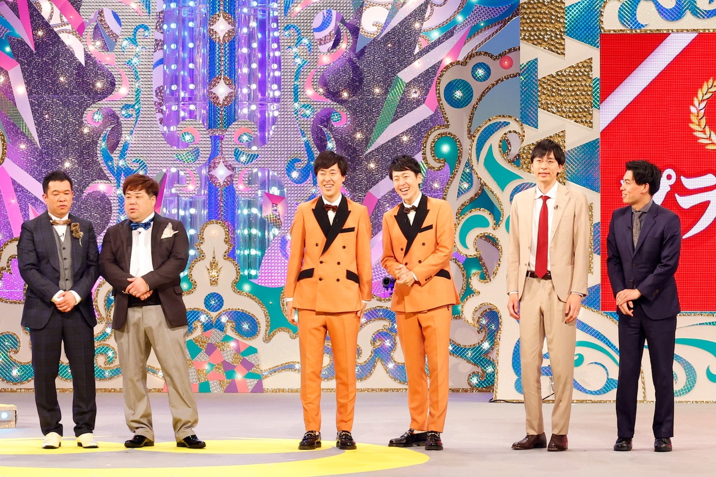 左からプラス・マイナス、吉田たち、カベポスター。(c)カンテレ