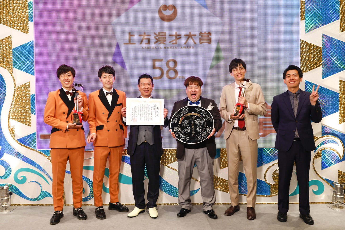 左から吉田たち、プラス・マイナス、カベポスター。(c)カンテレ