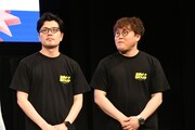 マユリカの2人は浴衣ではなく、「幕張ビーチ花火フェスタ」のロゴTシャツで登場。