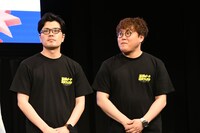 マユリカの2人は浴衣ではなく、「幕張ビーチ花火フェスタ」のロゴTシャツで登場。