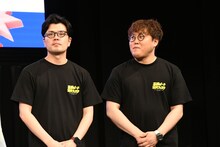 マユリカの2人は浴衣ではなく、「幕張ビーチ花火フェスタ」のロゴTシャツで登場。