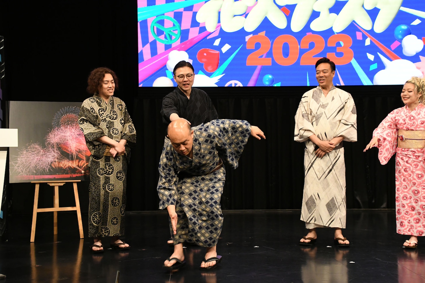 ラブメッセージに面白味がないことを懸念して自らズッコケてみせるがない林（中央）。