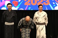 妻へのラブメッセージを伝えるギャロップ林（中央）。