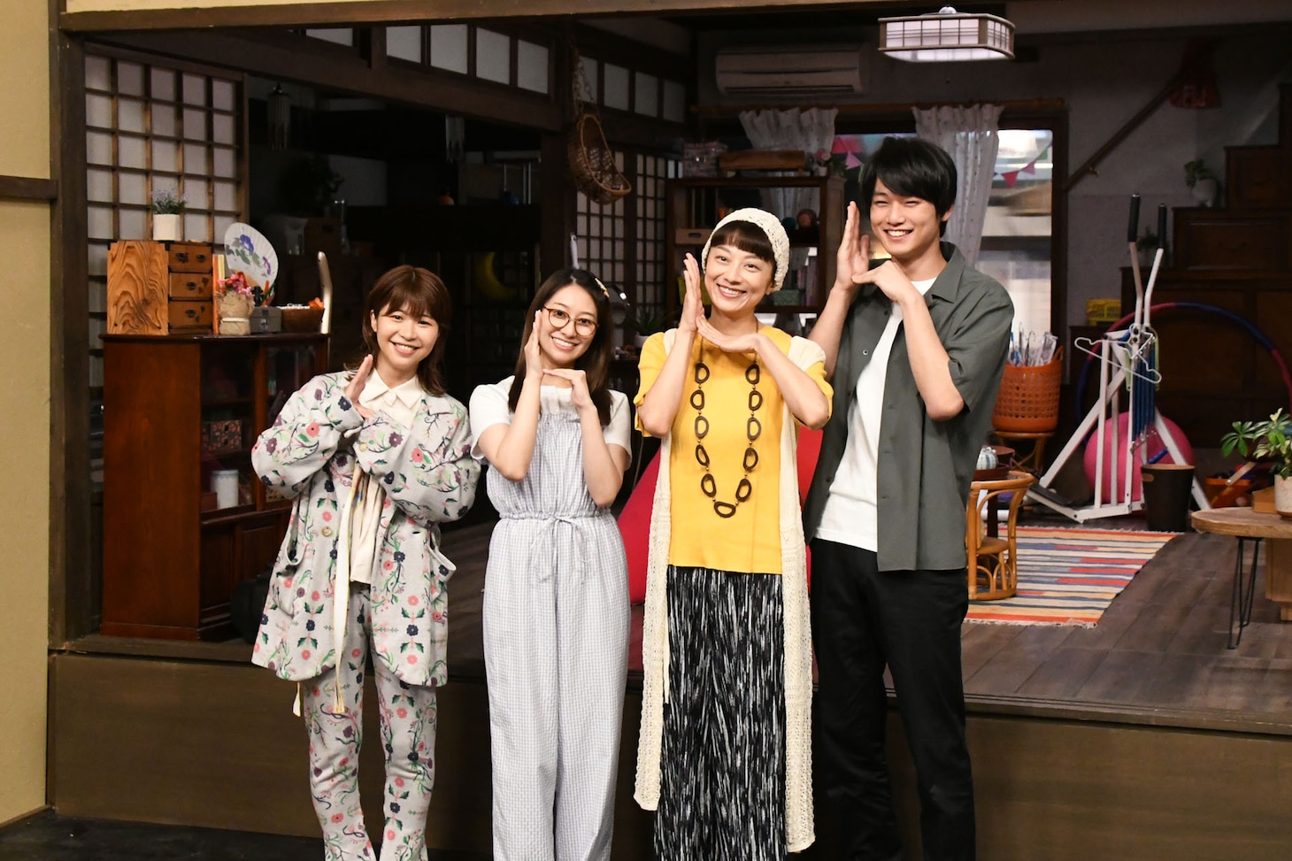 左から、Aマッソ加納、桜井玲香、小池栄子、中川大輔。