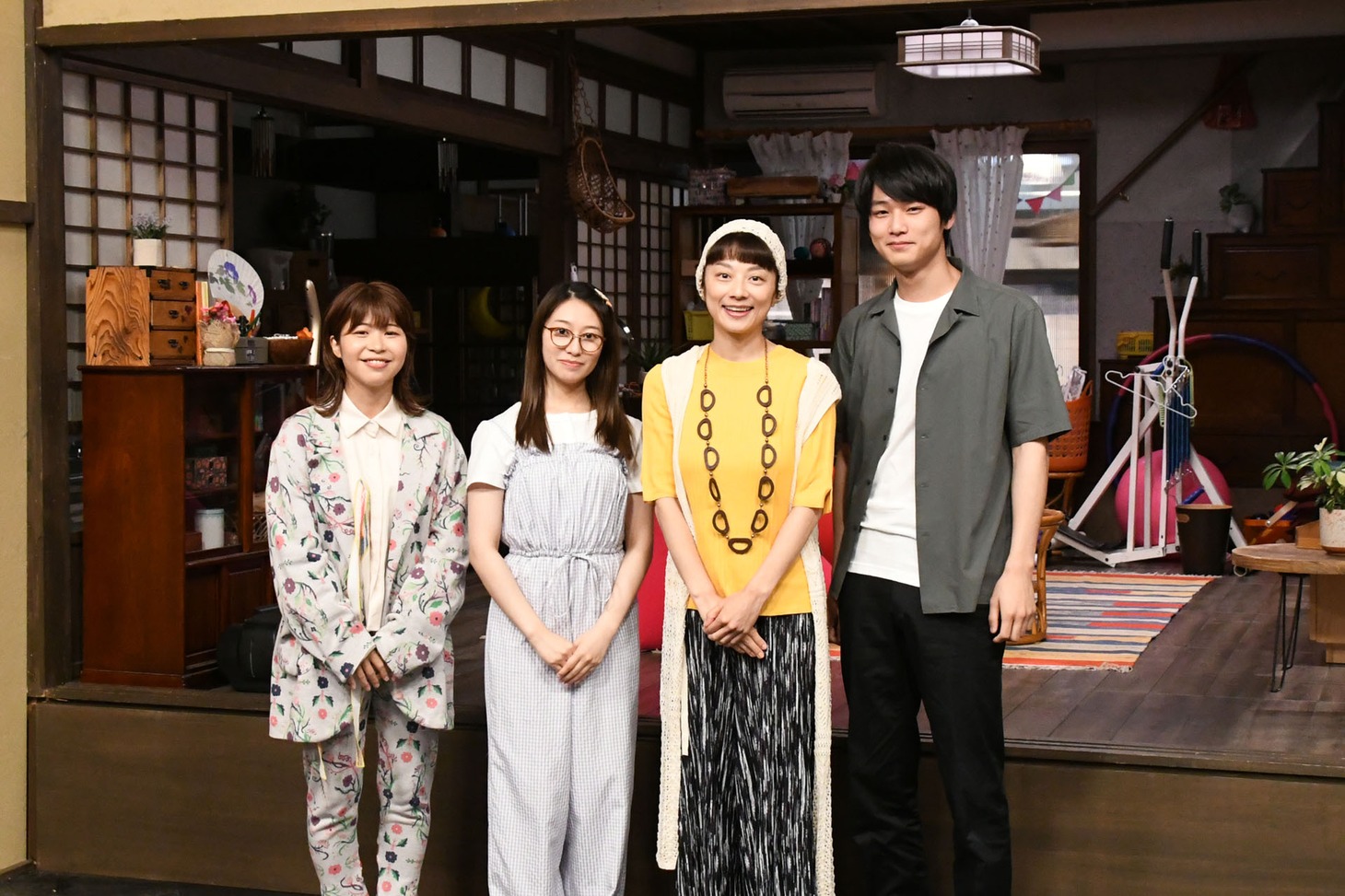 左から、Aマッソ加納、桜井玲香、小池栄子、中川大輔。