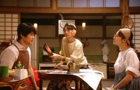 小池栄子、桜井玲香、中川大輔扮する福池家。(c)NHK