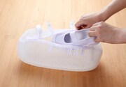 マシンガンズ西堀の発明監修品「静音 くつ丸洗い洗濯ネット」使用方法イメージ。