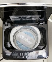 洗濯機に収まる「静音 くつ丸洗い洗濯ネット」。