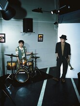 ジャズミュージシャンに扮したきつね。