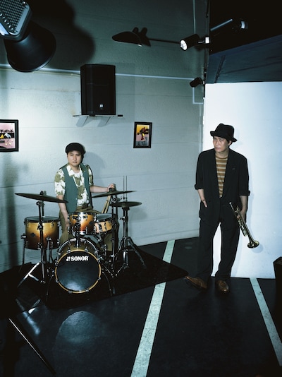 ジャズミュージシャンに扮したきつね。