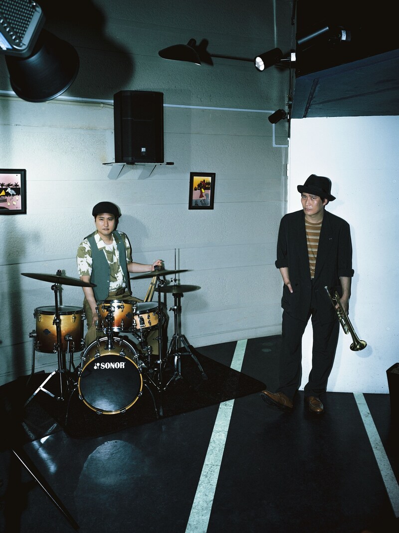 ジャズミュージシャンに扮したきつね。