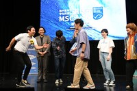 コケる動きが魚になっていたのではないかと指摘するインディアンス田渕（左）。