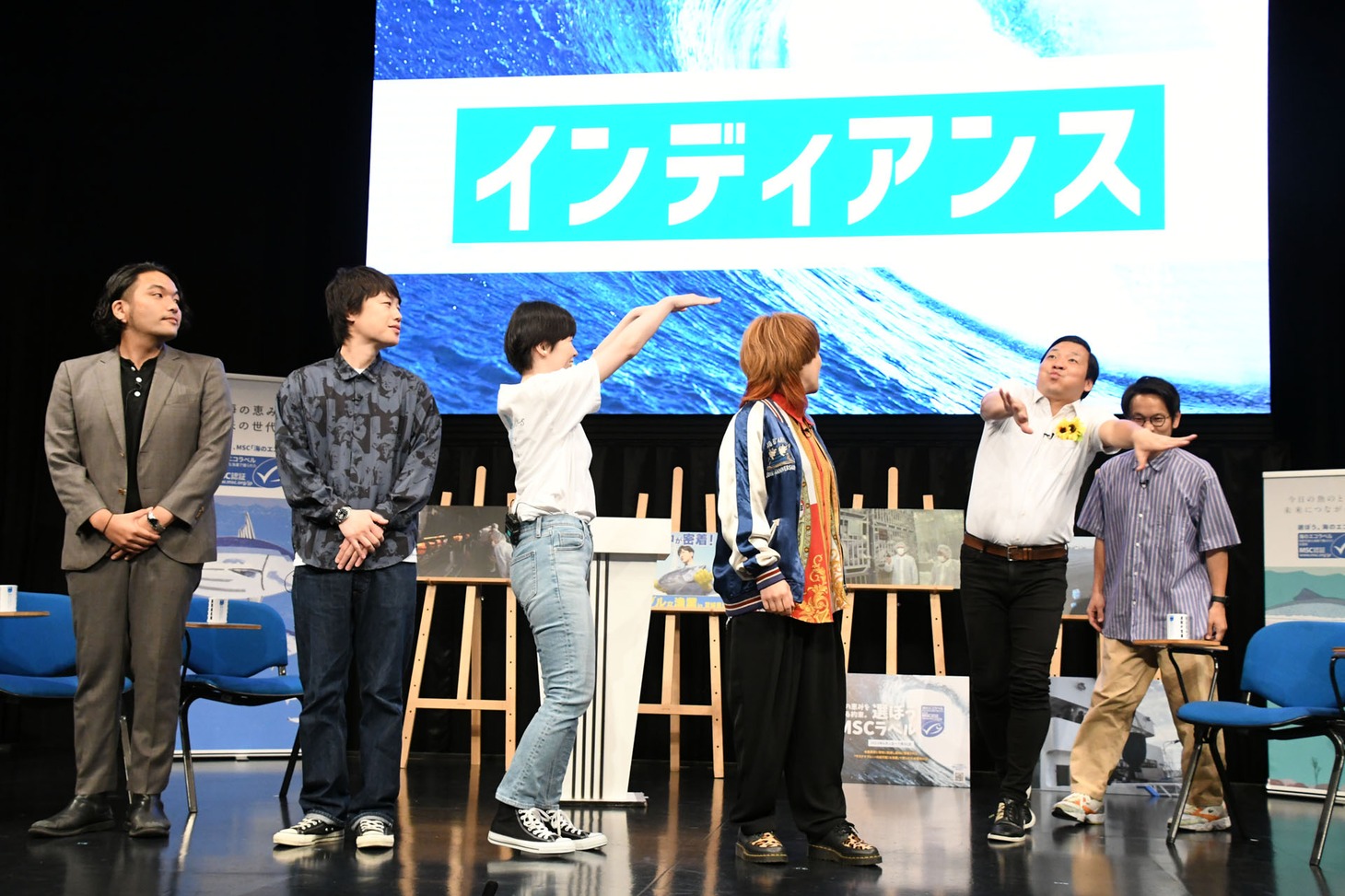 「もう海！」と言いながら登場するインディアンス田渕。