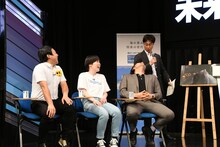 とんでもない振り向き方でMSCジャパン石井氏に話しかける見取り図・盛山と、「エクソシストすな！」とツッコミを入れるインディアンス田渕（左）。