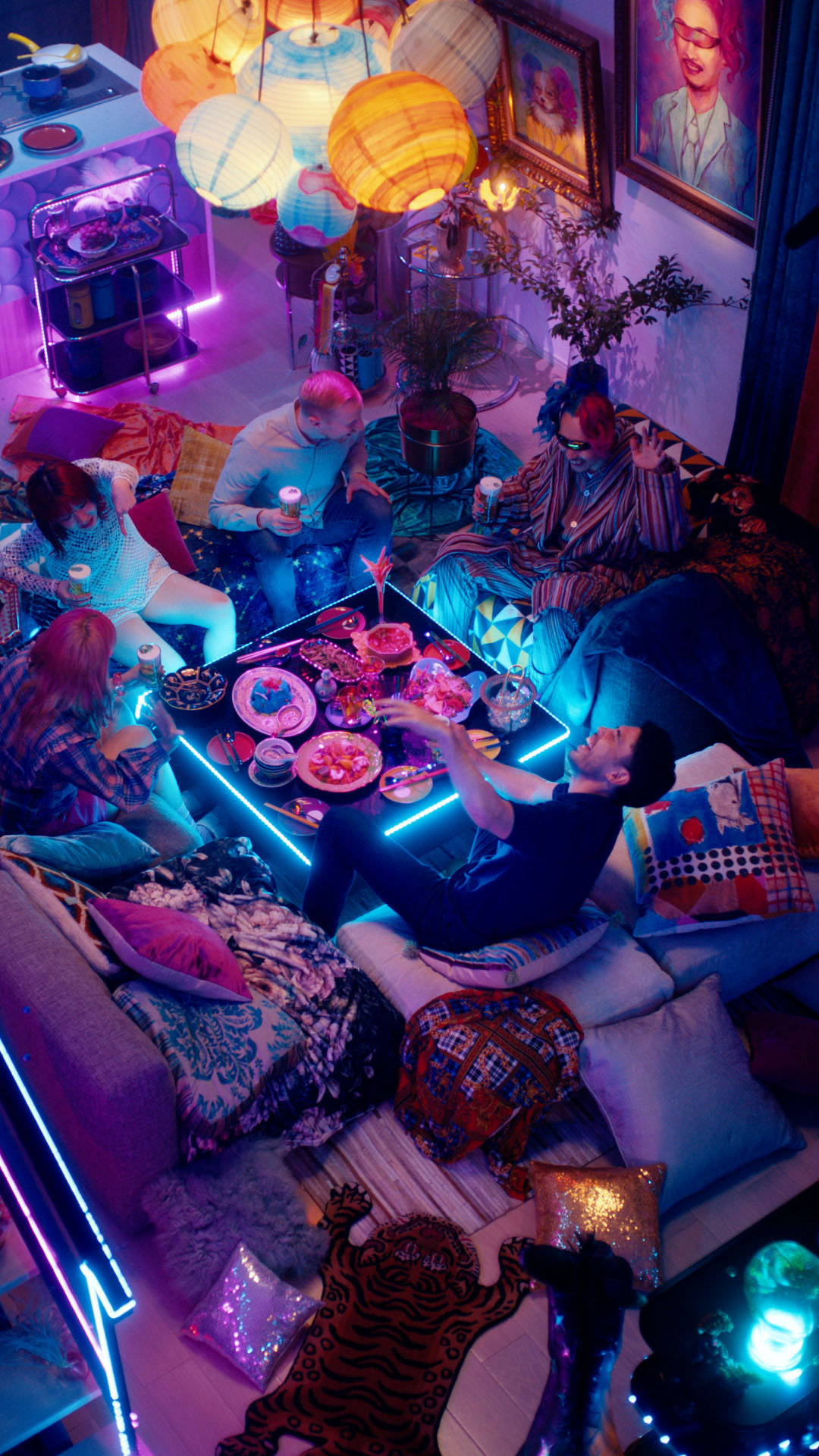 CM「2代目ビアボーラーズ大集合 宅飲み」編のワンシーン。