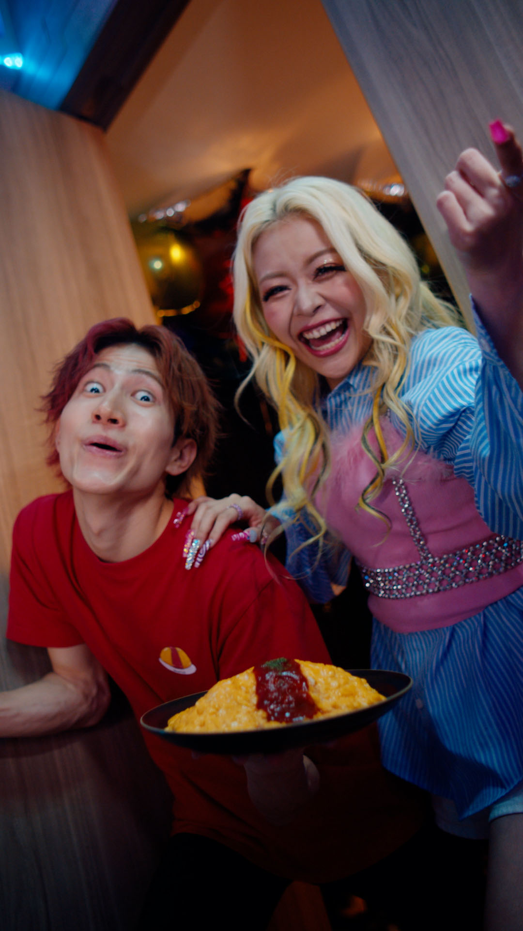 CM「2代目ビアボーラーズ大集合 宅飲み」編に出演するエルフ荒川（右）とオムライス兄さん。