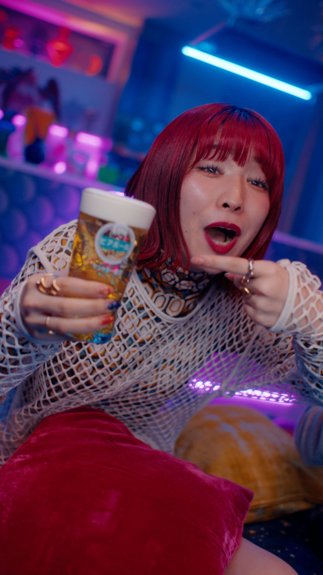 CM「2代目ビアボーラーズ大集合 宅飲み」編のワンシーン。