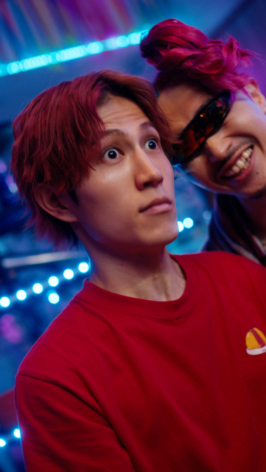 CM「2代目ビアボーラーズ大集合 宅飲み」編のワンシーン。