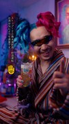 CM「2代目ビアボーラーズ大集合 宅飲み」編のワンシーン。