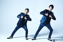 メメ立ちを披露するかまいたち。