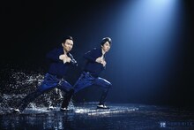 メメ立ちを披露するかまいたち。