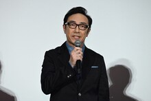 映画「怪物」の初日舞台挨拶に登壇した東京03角田。