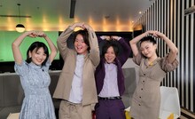 「ぺこぱのまるスポ」に出演する（左から）東留伽アナ、ぺこぱ、みとゆな。(c)ABCテレビ