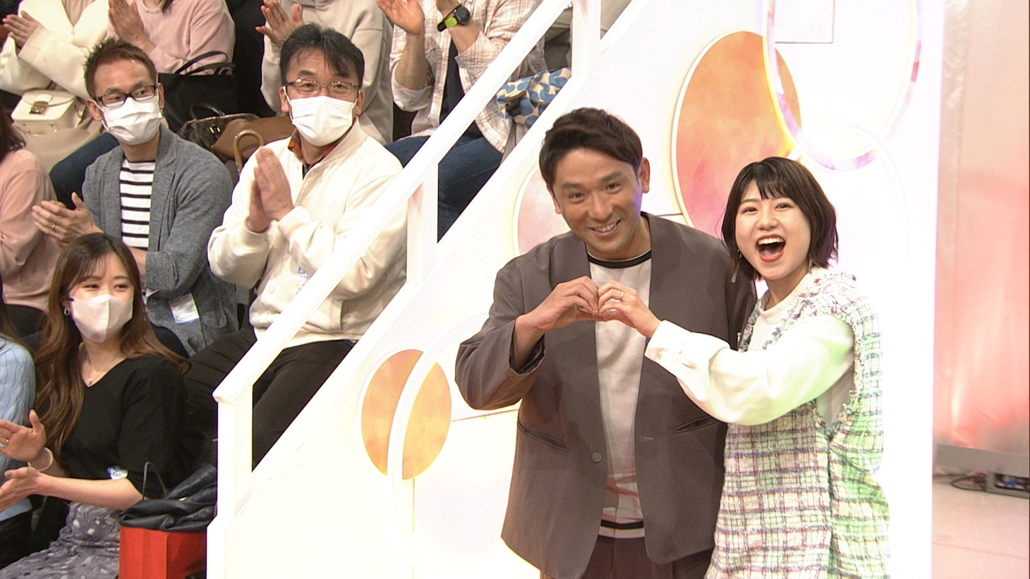 「新婚さんいらっしゃい！」に出演するアルコ＆ピース酒井と矢端名結夫妻。(c)ABCテレビ