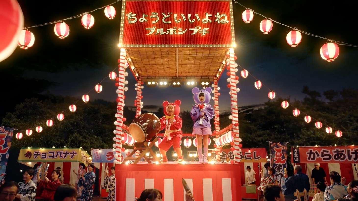 出川哲朗とあのが共演する「プチシリーズ」新テレビCM「ちょうどいいよ！プチ音頭」編のワンシーン。