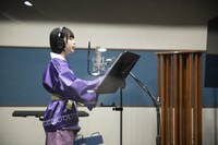 CMメイキング写真。CMソングを歌う、あの。