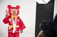 CMメイキング写真。スチール撮影中の出川哲朗。