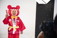 CMメイキング写真。スチール撮影中の出川哲朗。