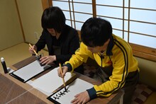 書道に臨むランジャタイ。(c)TBS