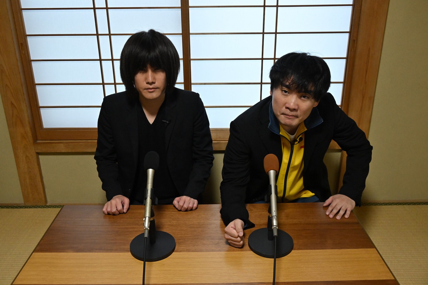 「ランジャタイのもういい加減ちゃんとやるTV」で記者会見の練習に臨むランジャタイ。(c)TBS