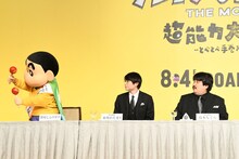 野原しんのすけ（左）と空気階段。