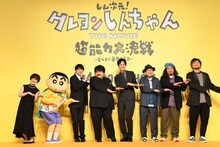 会見に登壇した（左から）小林由美子、野原しんのすけ、空気階段、松坂桃李、サンボマスター。