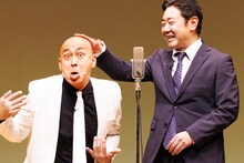 「錦鯉独演会『バカが来た』」に出演する錦鯉。